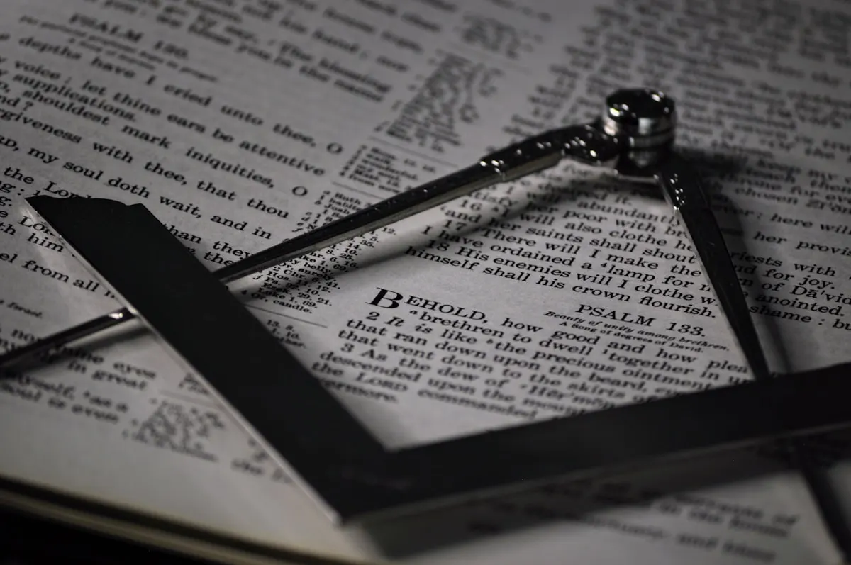 Une croix au-dessus d'un livre ouvert