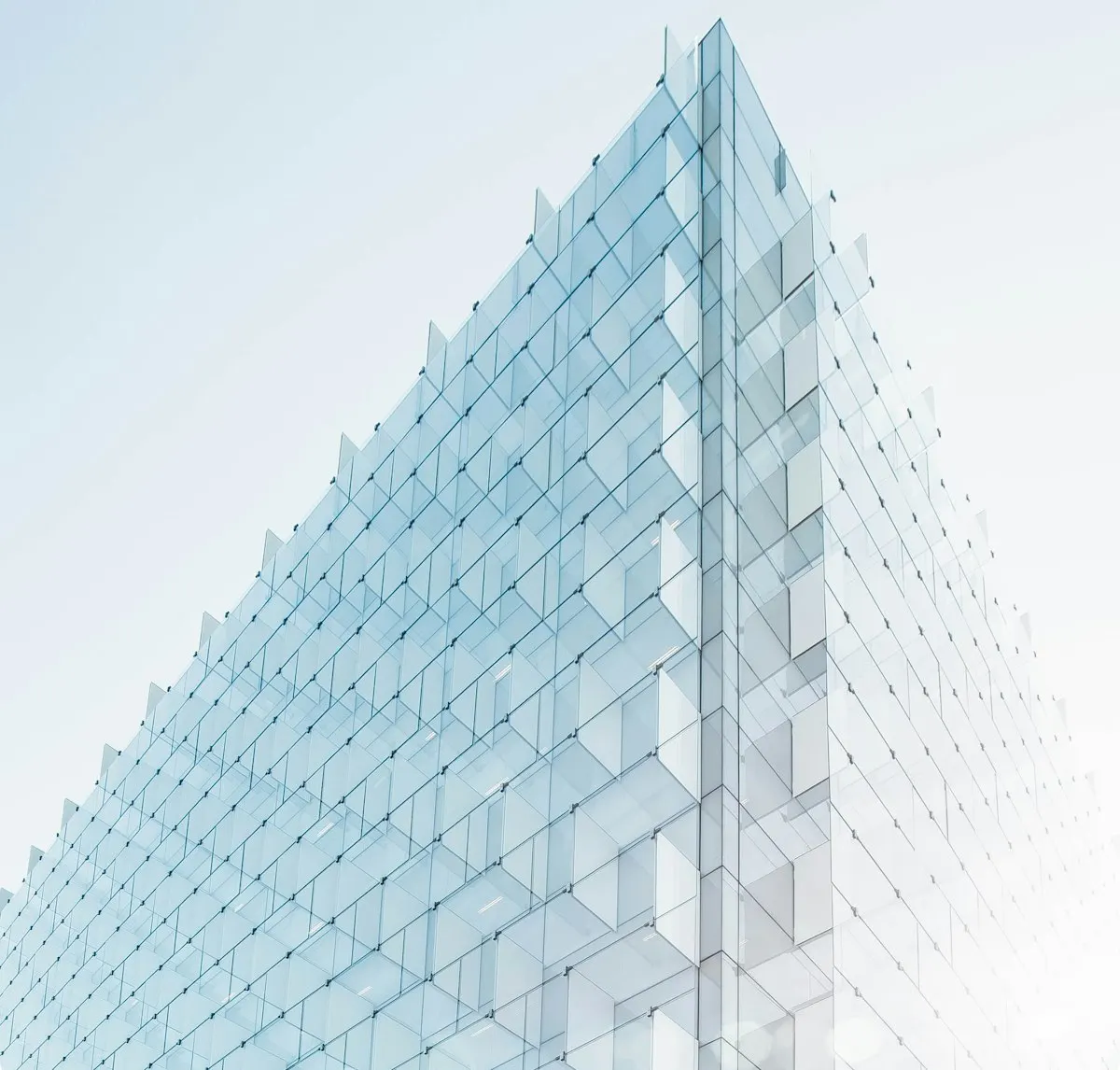 Façade de verre sous un ciel bleu clair