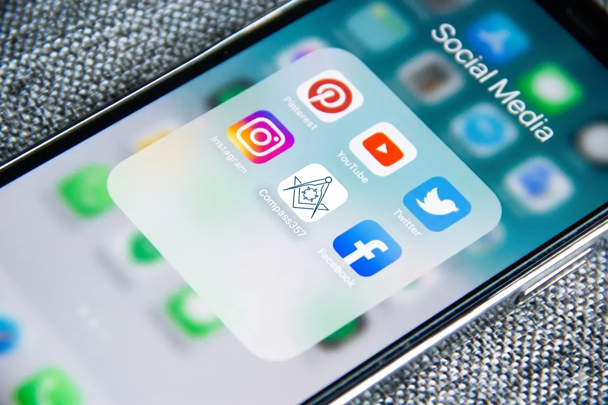 Applications sociales sur un smartphone avec Compass357